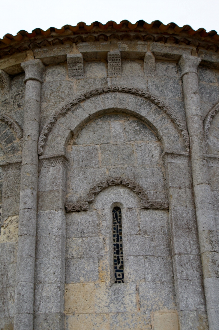 Le rond point le l'abside est divisé en sept parties par des pilastres décorés de dents de scie, de dents de loup, de damiers et de perles. Eglise Saint Pierre. - Gours