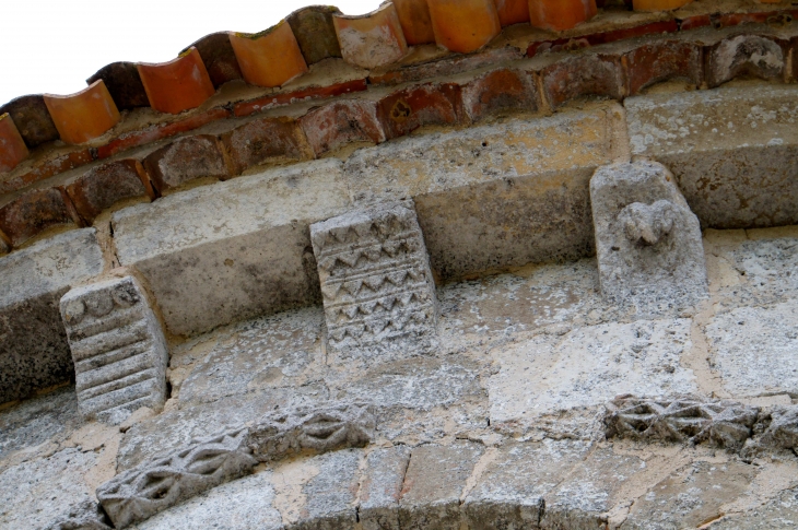 Modillons de l'abside. Eglise Saint-Pierre. - Gours