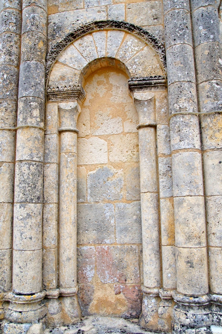 Une des deux portes aveugles de la façade occidentale de l'église Saint Pierre. - Gours