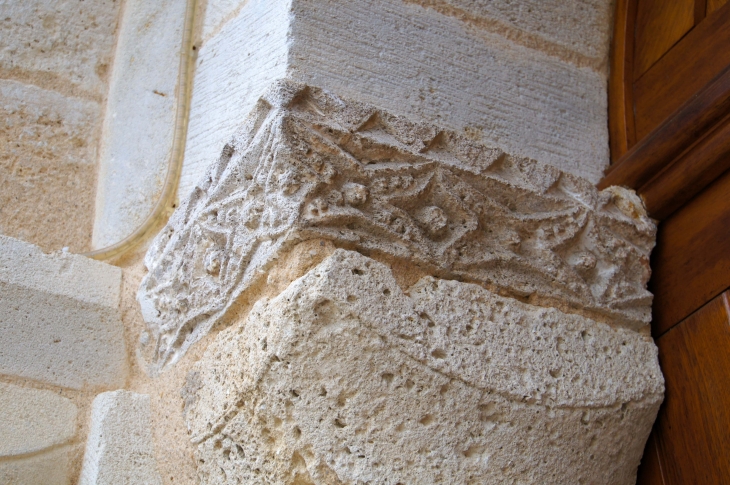 Chapiteau du portail de l'église Saint Pierre. - Gours