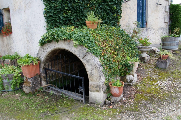 A Meilloc, Fontaine couverte par une construction en pierre de taille ayant la forme d'un dôme. - Gours