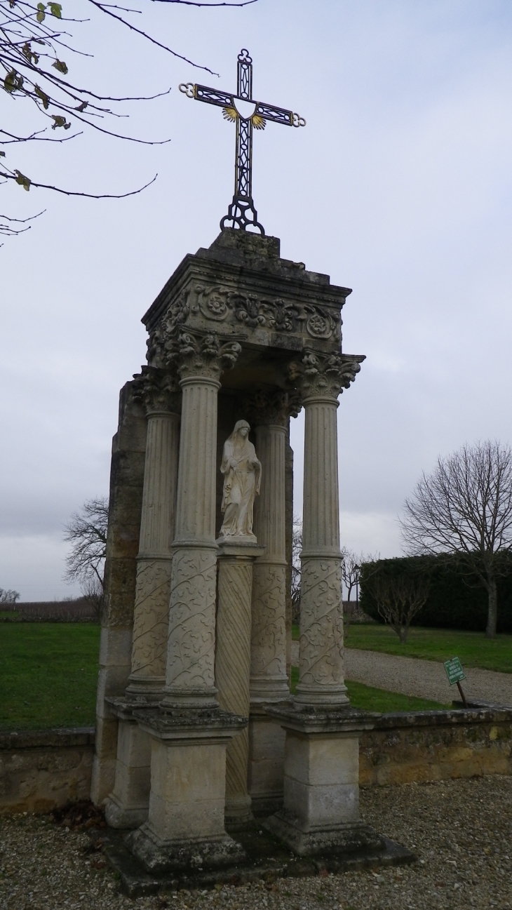 Reposoir (IMH) face à l'église. - Grézillac