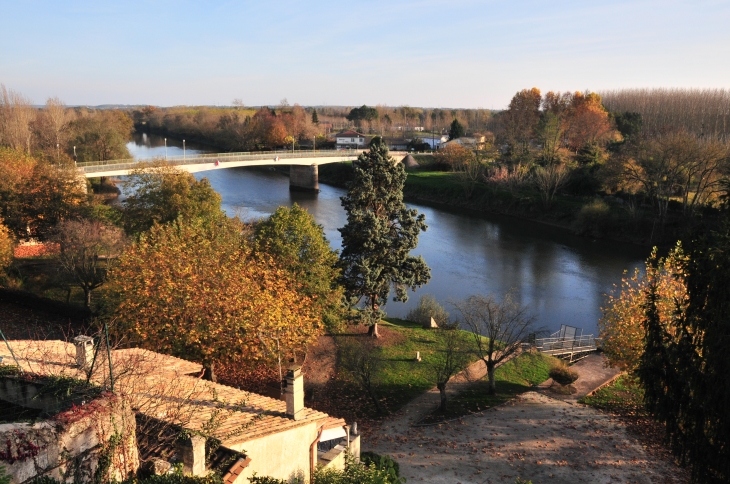 Le pont de Guîtres vue des hauteurs de la ville