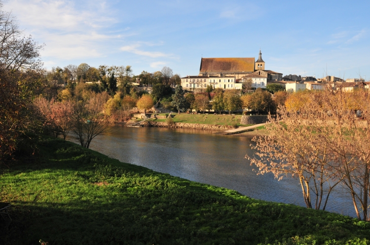 L'église vue du pont - Guîtres