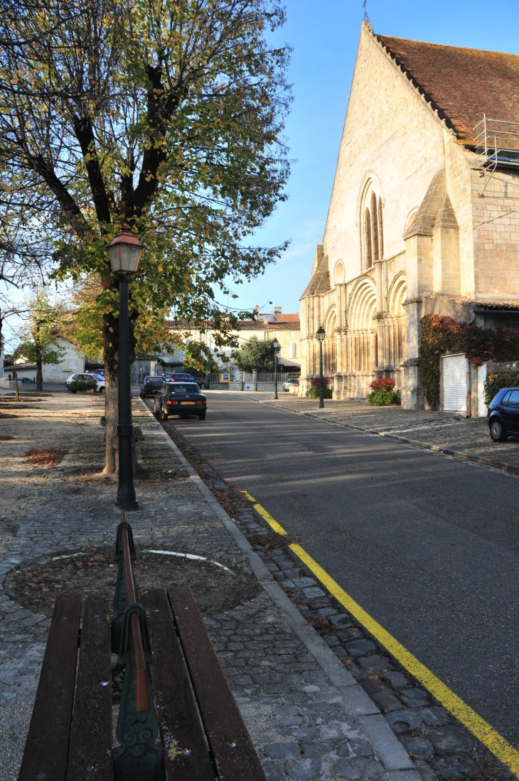 Place derrière l'église - Guîtres