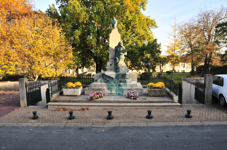 Le monument aux morts de Guitres - Guîtres