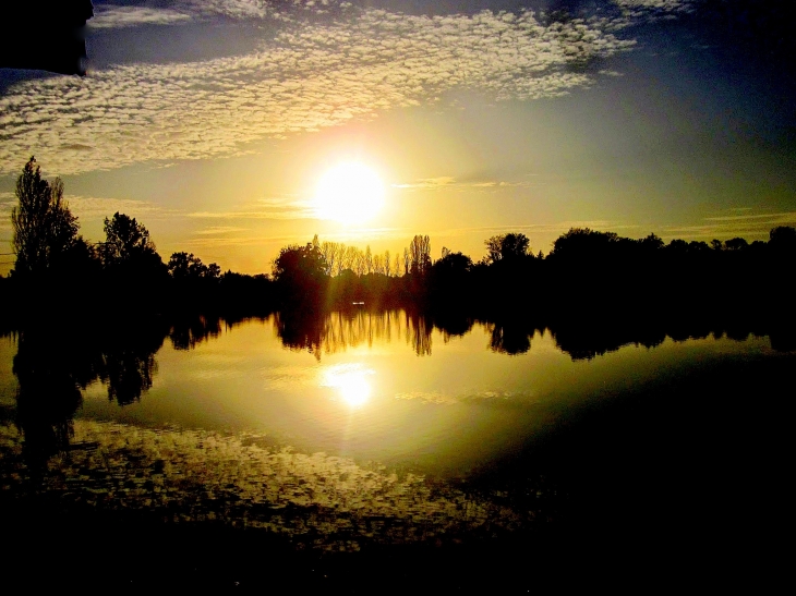 J'aime la magie du  crépuscule illuminant d'or les étangs ... - Izon