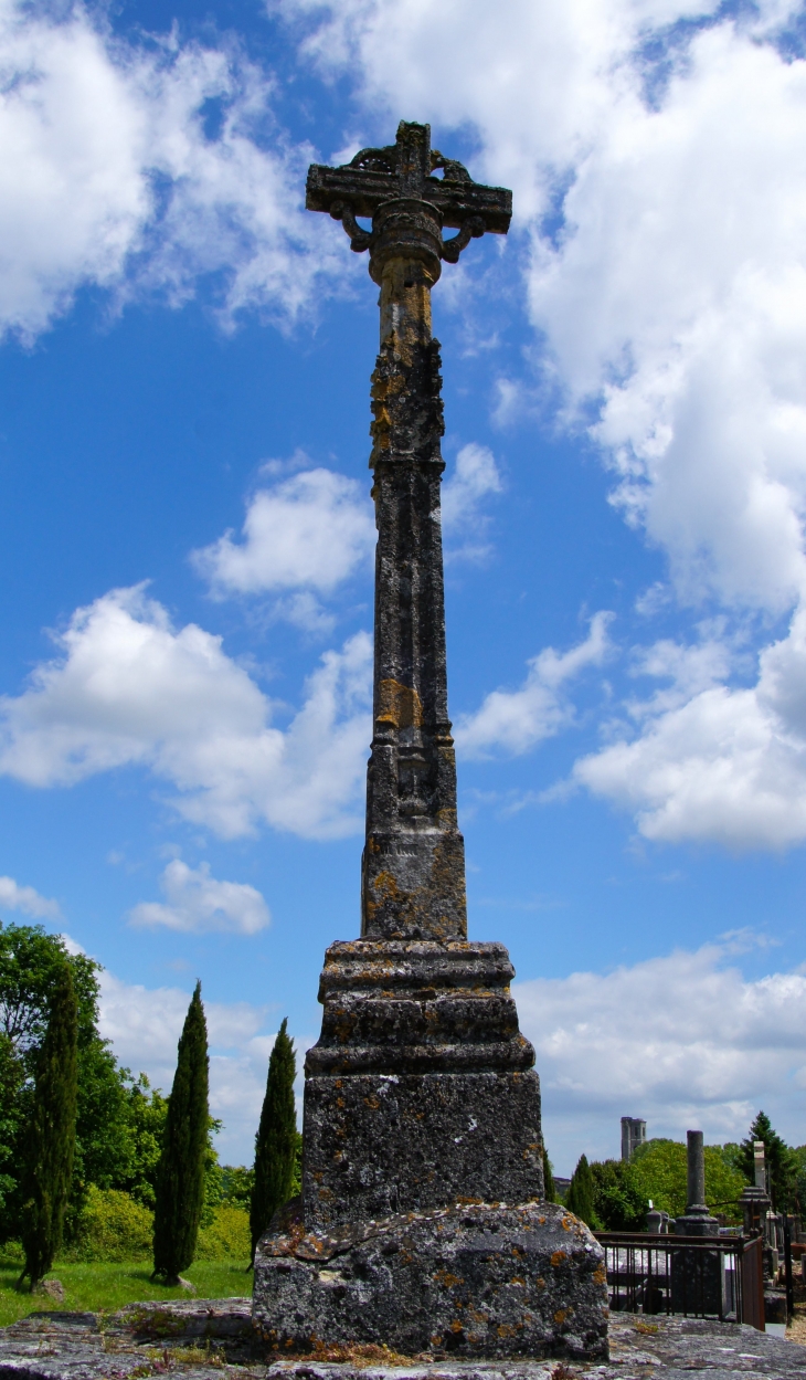 Croix gothique du XVIe siècle. - La Sauve