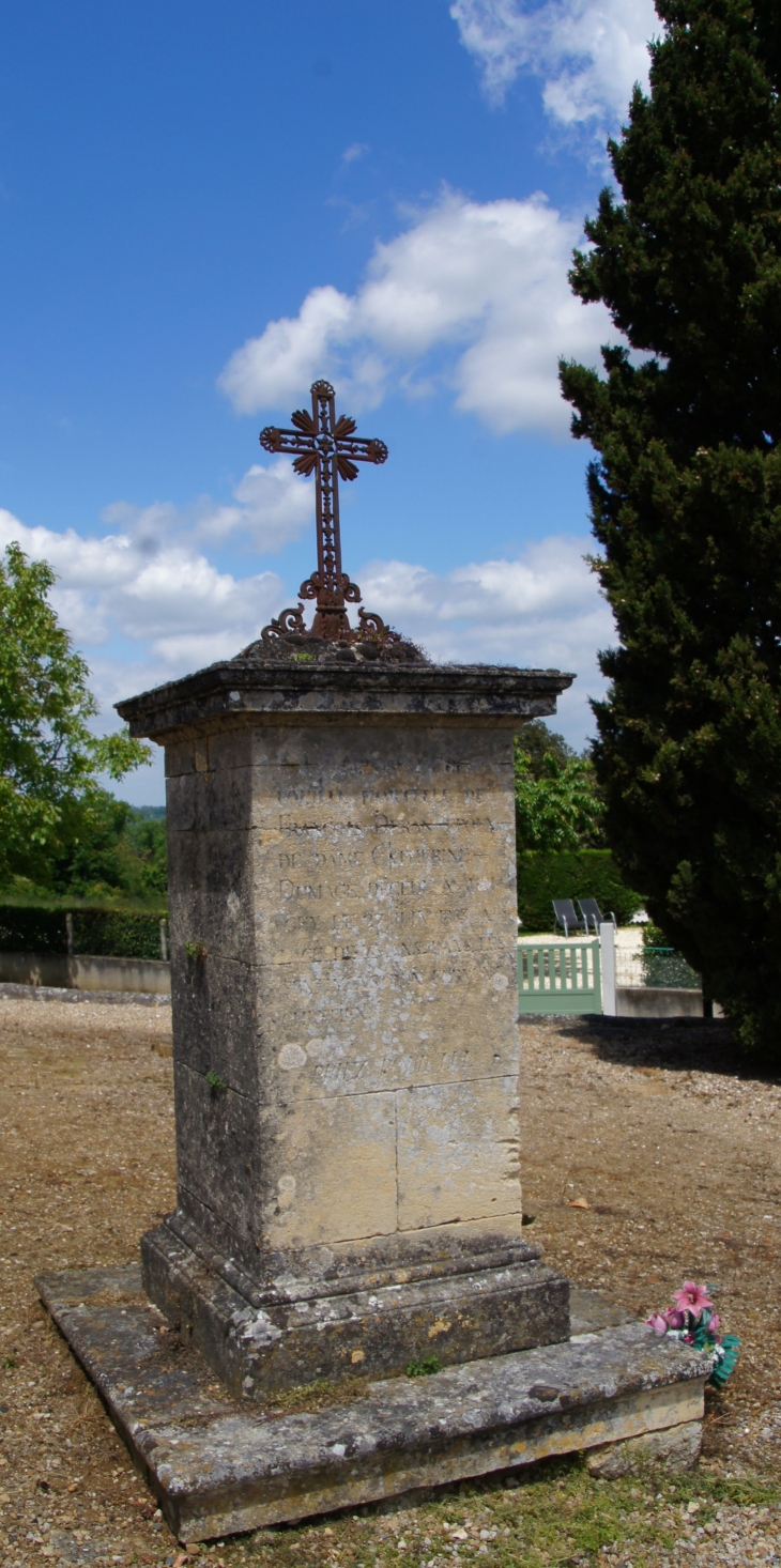 Croix de décès du cimetière de l'église Saint-Pierre. - La Sauve