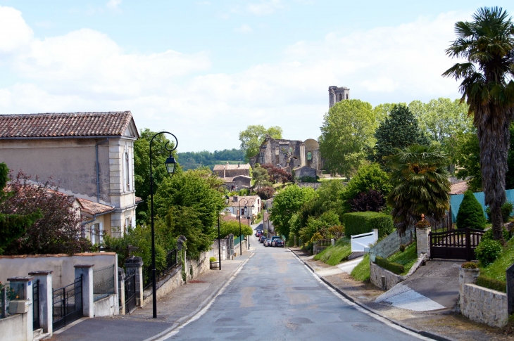 Vue sur l'Abbaye et le village de l'église Saint-Pierre. - La Sauve