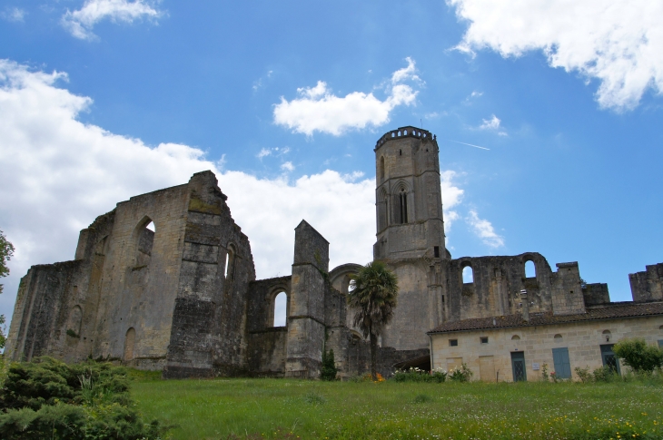 L'abbaye de la Sauve-Majeure est connue sous le nom de la Grande Sauve ou Sauve Majeure, Sauve signifiant bois.