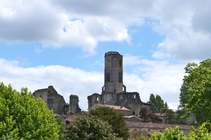 L'abbaye de la Sauve-Majeur se trouve sur la route de Compostelle et servit de point de départ régional pour le pèlerinage.