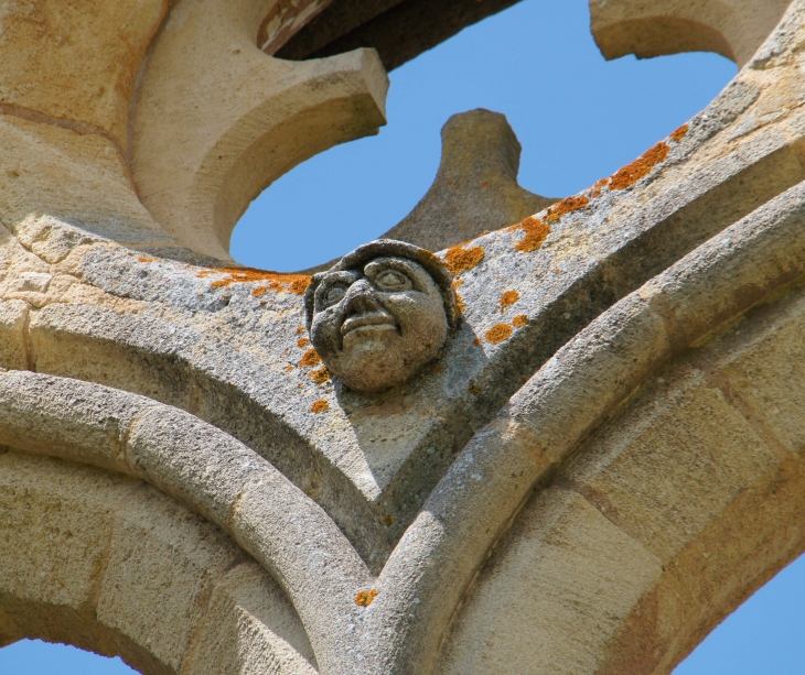 Détail : Tête scultée en haut des baies gothiques du refectoire. - La Sauve