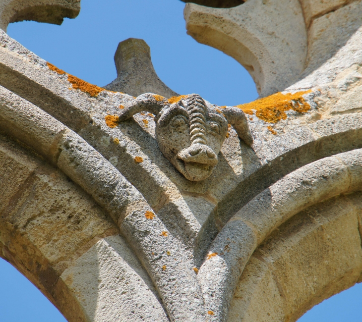 Détail : Tête scultée en haut des baies gothiques du refectoire. - La Sauve