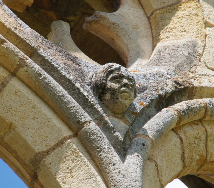 Détail : Tête scultée en haut des baies gothiques du refectoire. - La Sauve