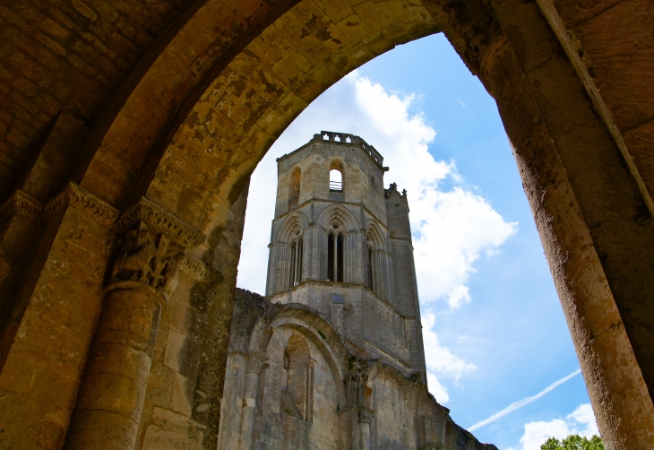 Le clocher octogonal de l'abbaye de la Sauve, a perdu sa flèche tronconique encore visible sur les documents du XIXe siècle.