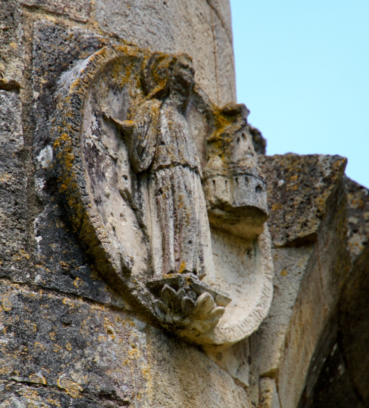 Les Disques de consécration. Ils sont enchâssés dans les murs et les piliers de l'église. Ici Saint-Pierre. - La Sauve