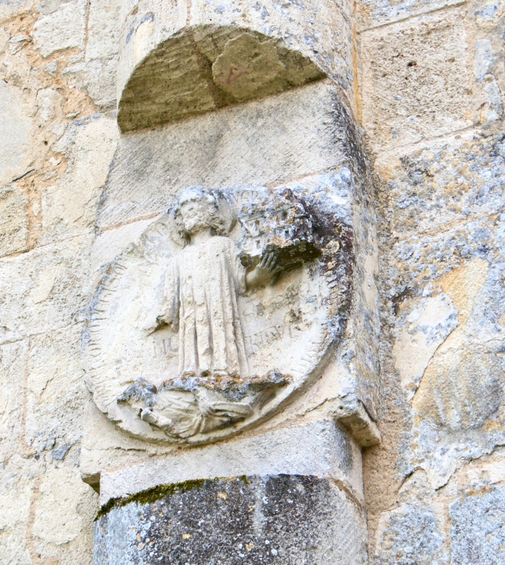 Les Disques de consécration. Ils sont enchâssés dans les murs et les piliers de l'église. Ici Matthieu. - La Sauve