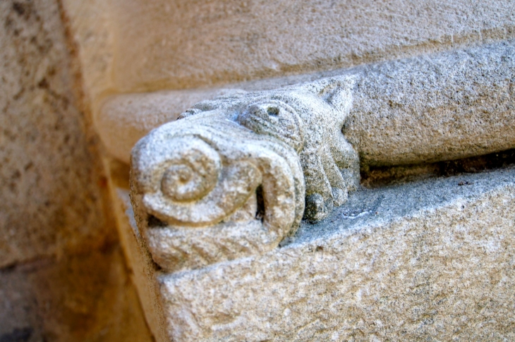 Sculture en bas des colonnes - Abbaye de la Sauve.