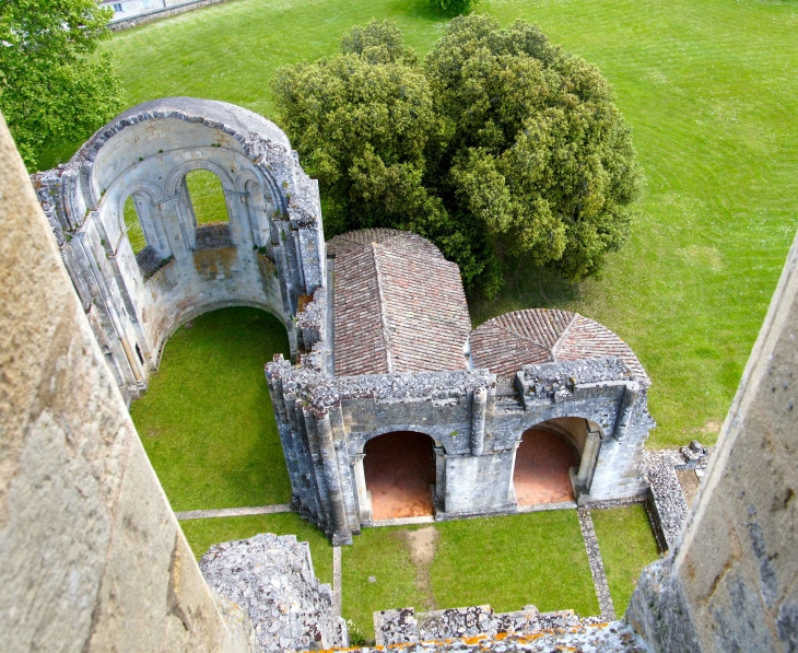 Vue sur le chevet - Abbaye de la Sauve.