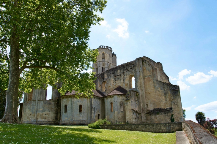 Le chevet de l'église de l'abbaye de la Sauve.