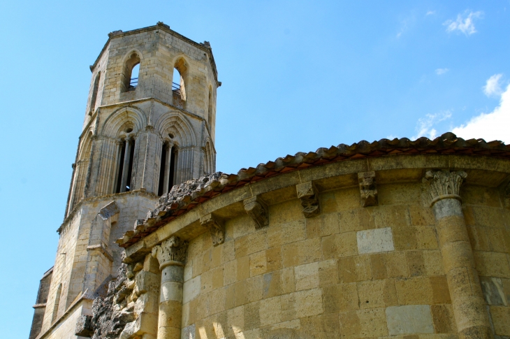 Le chevet et le clocher de l'abbaye de la sauve.