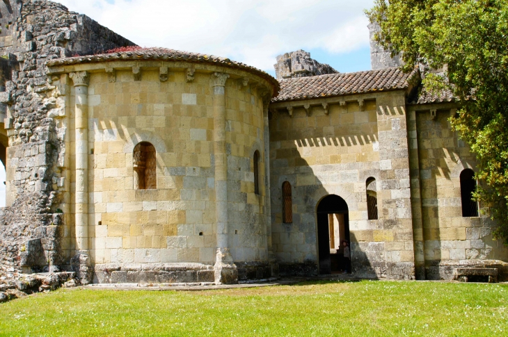 Le chevet de l'église de l'abbaye de la Sauve.