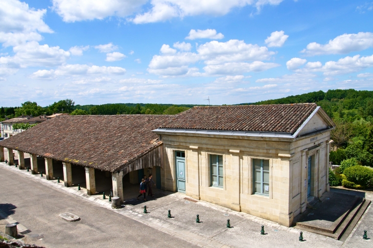 Vue sur la halle et l'ancienne mairie. - La Sauve