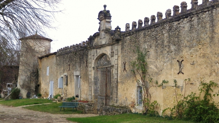 Mur d'enceinte du château d'Oriès. - Ladaux