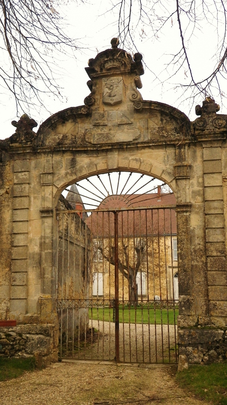 Portail du château d'Oriès. - Ladaux