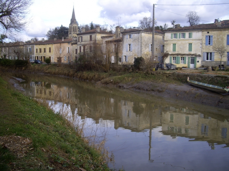 Le village au bord du Grand Estey. - Langoiran