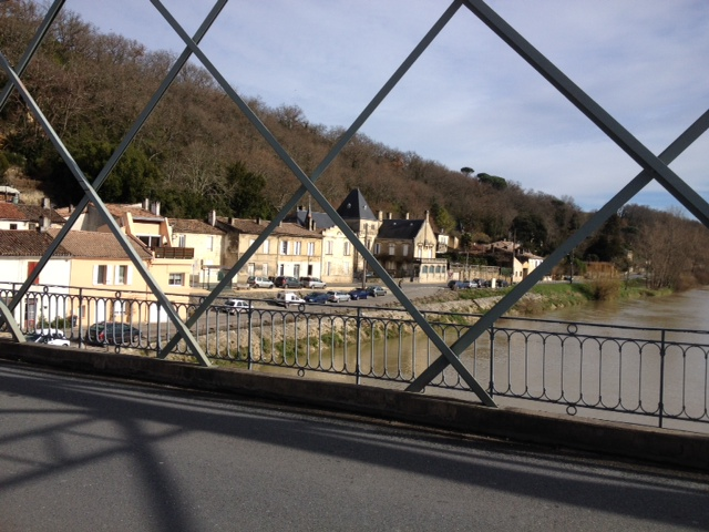 Le front de rivière depuis le pont. - Langoiran