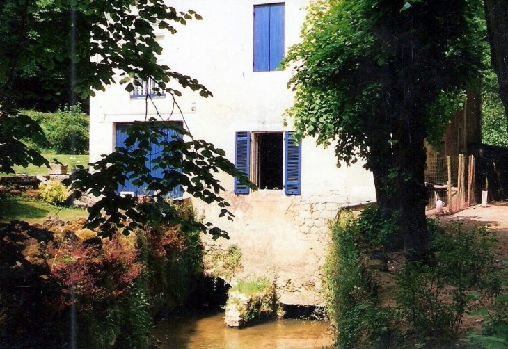 Le moulin de Basseroque sur l'Euille à Laroque