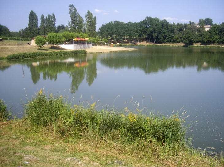 Le lac de Larromet et son bar restaurant - Laroque