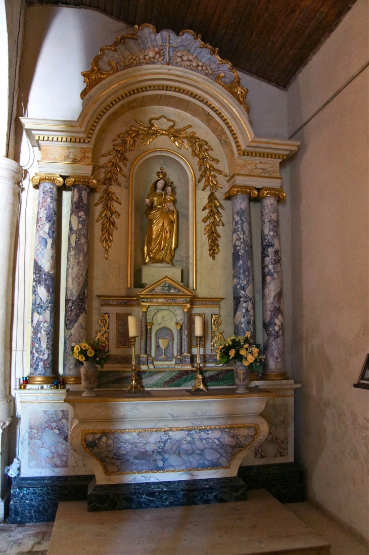 Retable du XVIIIe siècle en bois. Habilement restauré en 1999, grâce à l'initiative de l'abbé Henri David, le retable, installé sur un autel sobre situé dans le bas-côté droit, a retrouvé l'éclat de ses peintures en faux marbre et de ses dorures d'origine - Le Fieu