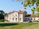 Ancienne école, fin XIXe siècle. Cette bâtisse abrite la Mairie, encadrée symétriquement par l'école des filles et celle des garçons.