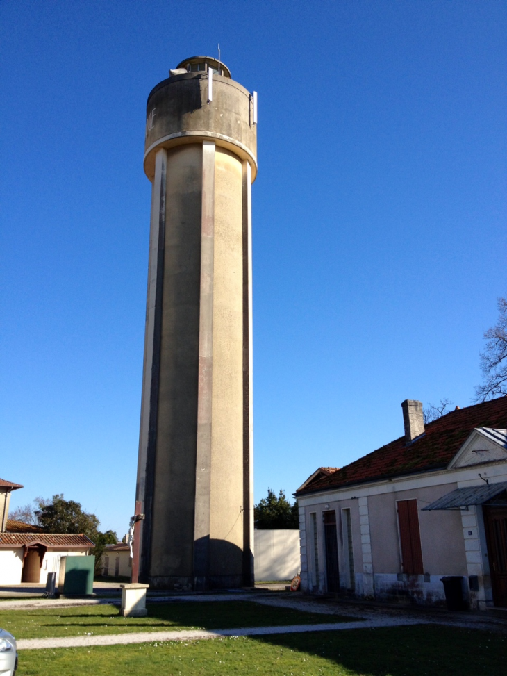 Le château d'eau du Porge. - Le Porge