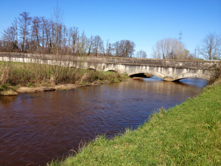 L'aqueduc du Thil, construit dans les années 1850 fourni le quart des besoins en eau de l'agglomération bordelaise après un parcours souterrain de 12 km. - Le Taillan-Médoc