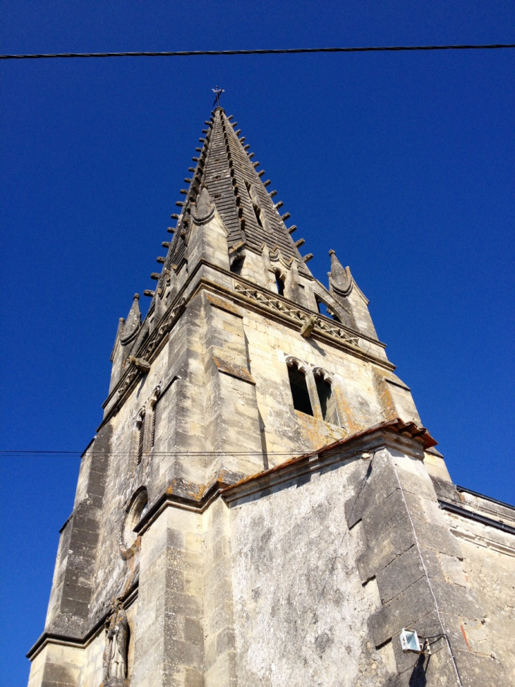 Le clocher de l'église romane Saint Hilaire XIIème, recontruite au XIXème. - Le Taillan-Médoc