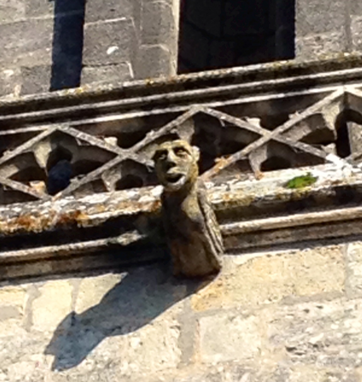 Détails des ornements du clocher de l'église Saint Hilaire. - Le Taillan-Médoc