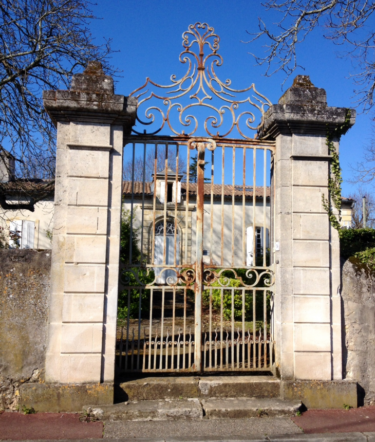 Belle demeure bourgeoise et son portail ouvragé près de l'église. - Le Taillan-Médoc