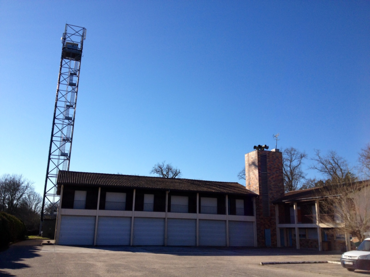 La caserne des pompiers et le pylone de surveillance des incendies. - Le Temple