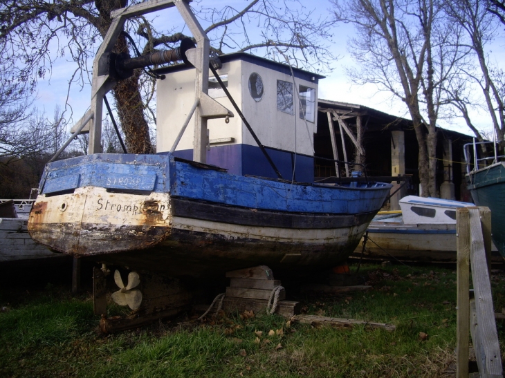 Vieux chalutier en cours de restauration au chantier naval Tramasset. - Le Tourne