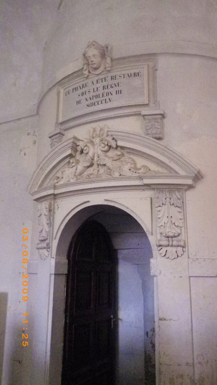 Porte ouvragée à l'intérieur du phare de Cordouan. - Le Verdon-sur-Mer