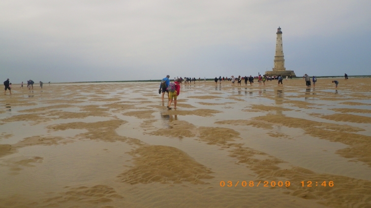 Chassé-croisé de visiteurs au phare de Cordouan. - Le Verdon-sur-Mer