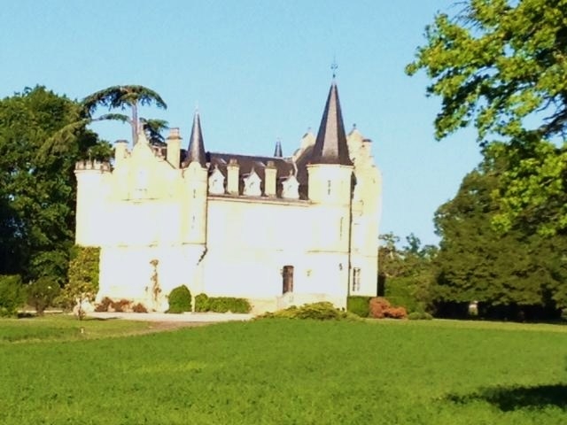 Château du Haut Bergey, reconstruit en 1850, domaine viticole producteur de vin rouge et blanc en appellation Pessac-Léognab. - Léognan