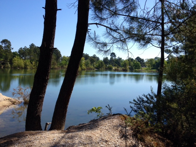 Le lac bleu aux Terres Rousses. - Léognan