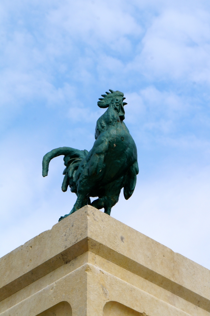 Le coq du Monument aux morts. - Les Églisottes-et-Chalaures