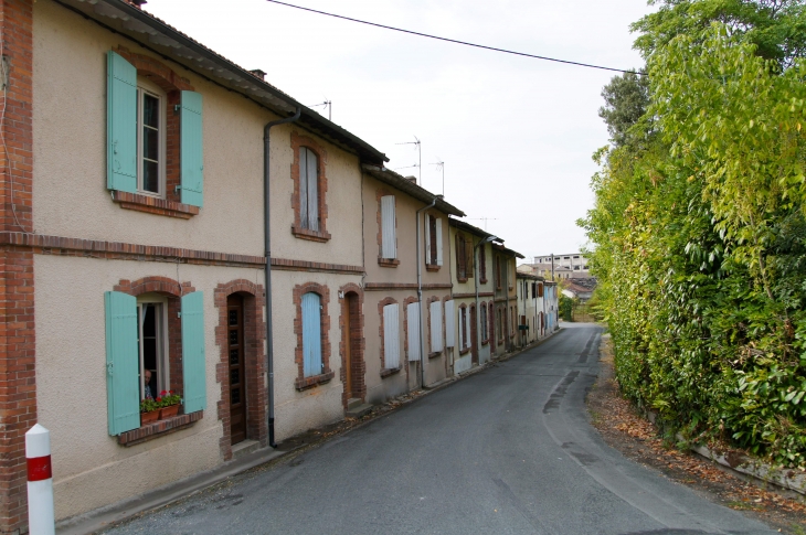 Cité ouvrière Le Rang du XIXe siècle. A Monfourat. - Les Églisottes-et-Chalaures