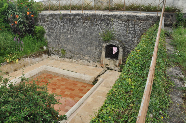 La fontaine face à l'église - Les Peintures